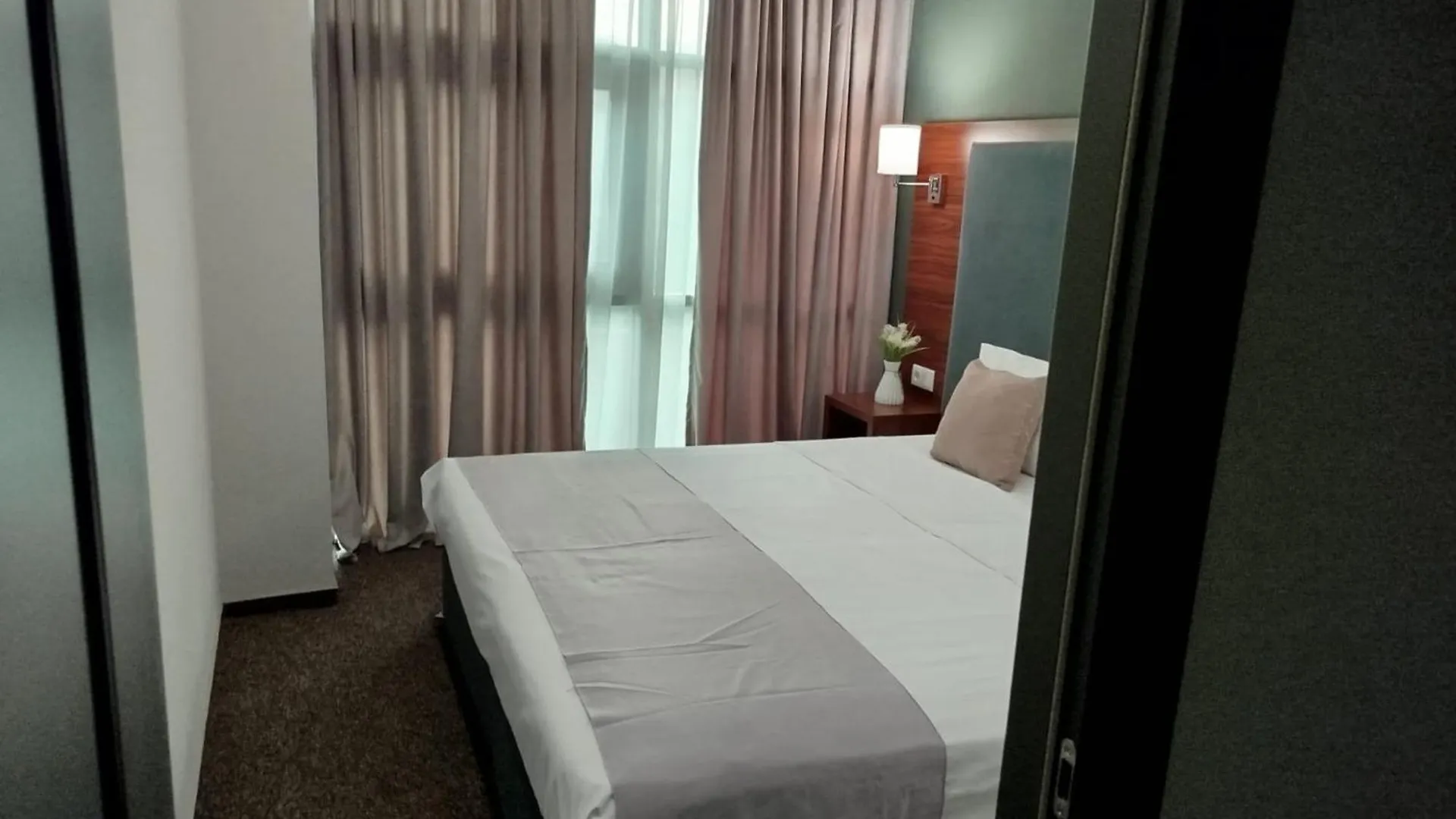 Green Tower Hotel ティビリシ